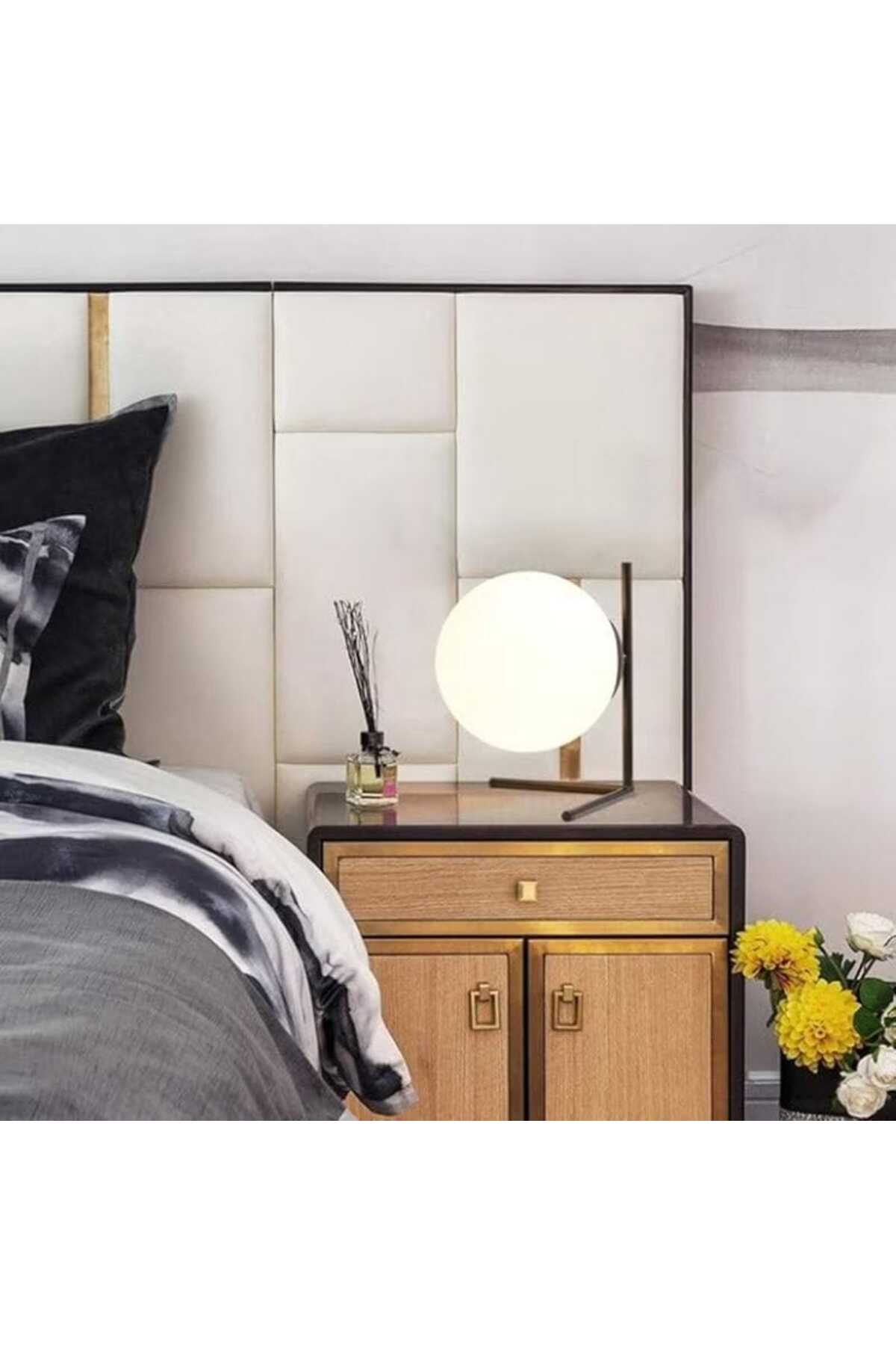 Lampă de masă neagră cu glob din sticlă mată, E27, max. 40 W