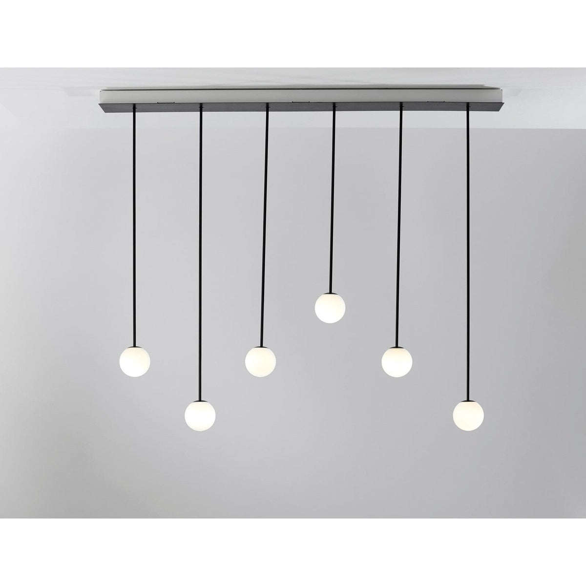 Lustră LED neagră, 5 globuri albe mate, telecomandă, 56 W, 110 cm