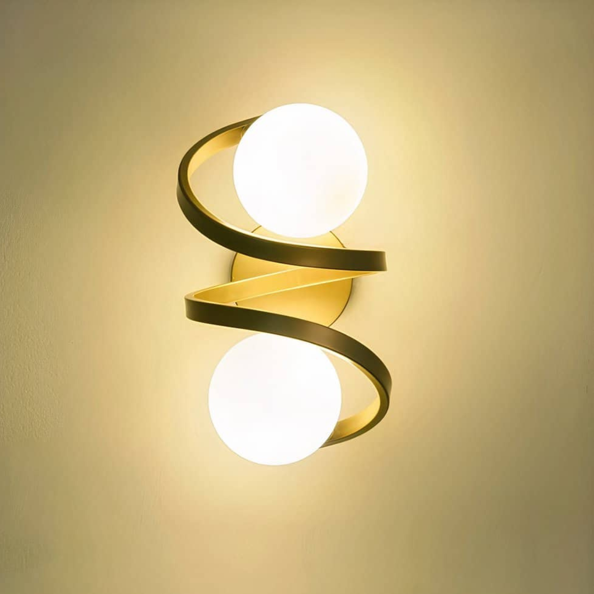 Plafonieră spiralată aurie cu 2 globuri din sticlă albă, E27