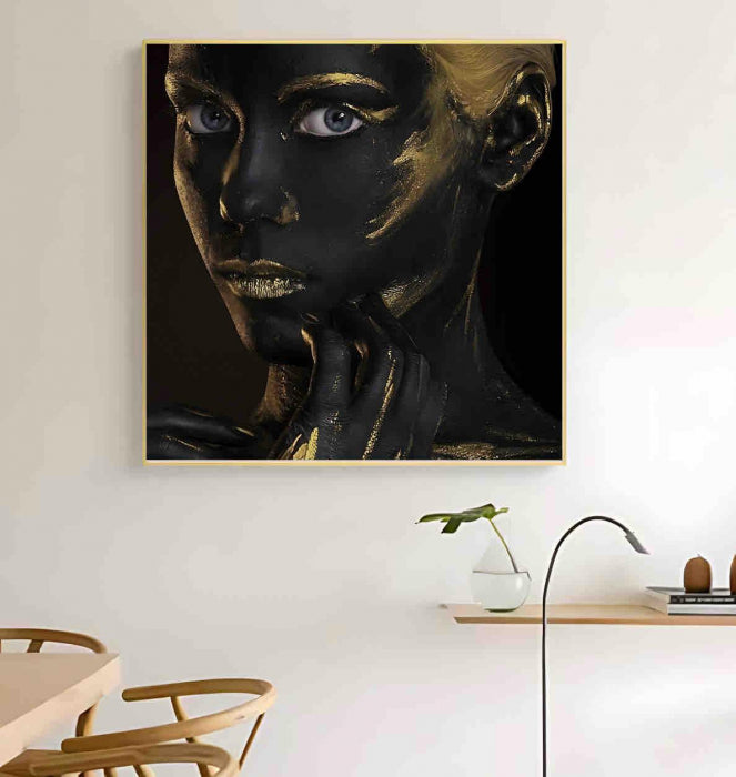 Tablou decorativ 80x80 cm – Portret femeie pe fundal negru cu accente aurii