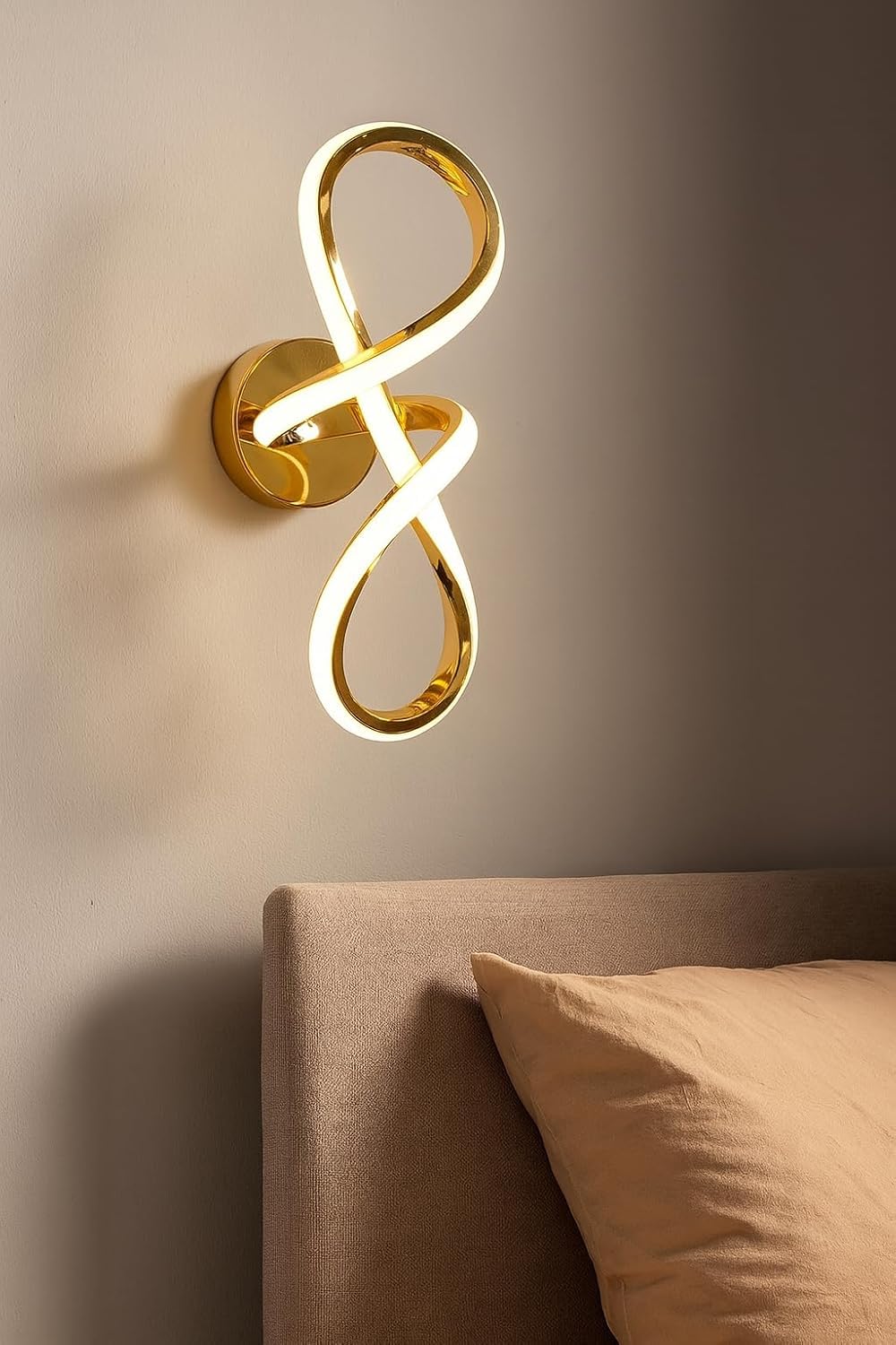 Aplică LED de perete aurie, cu design modern, pentru interior
