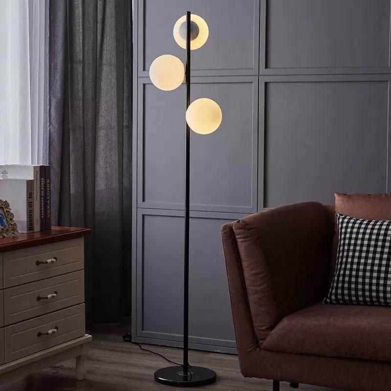 Lampadar de 160 cm cu 3 globuri mate albe și bază neagră