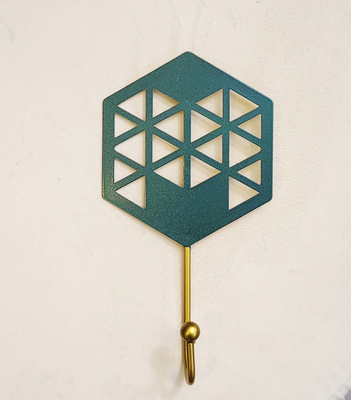 Cuier metalic decorativ model 025 verde cu detalii aurii, modern și elegant