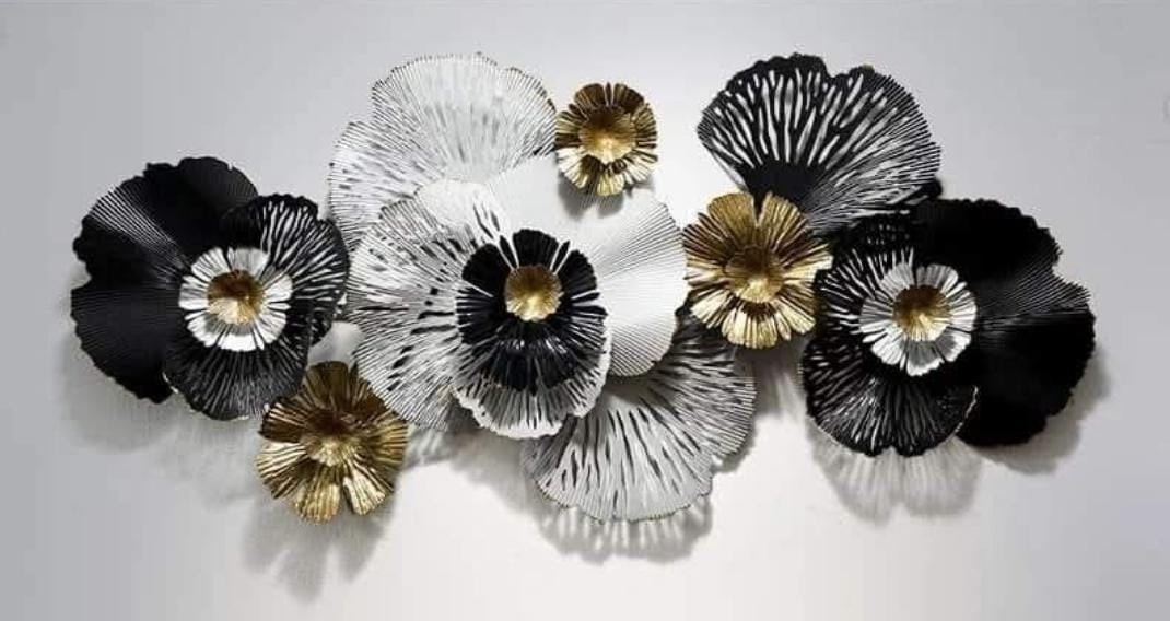Decorațiune de perete metalică model 15490 cu flori 3D alb-negru-auriu, 132x62 cm