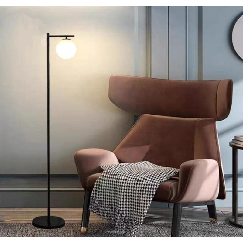 Lampadar negru, 157 cm, cu glob din sticlă albă mată