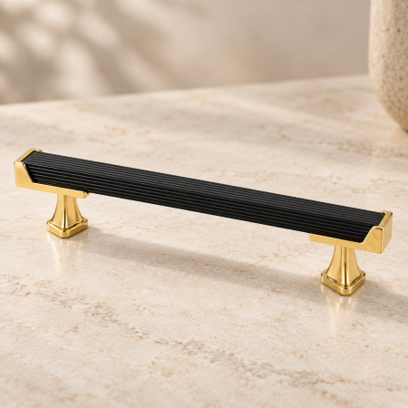 Mâner mobilă 008 BK+GD din plastic, negru cu auriu, formă liniară texturată, interax 128–224 mm
