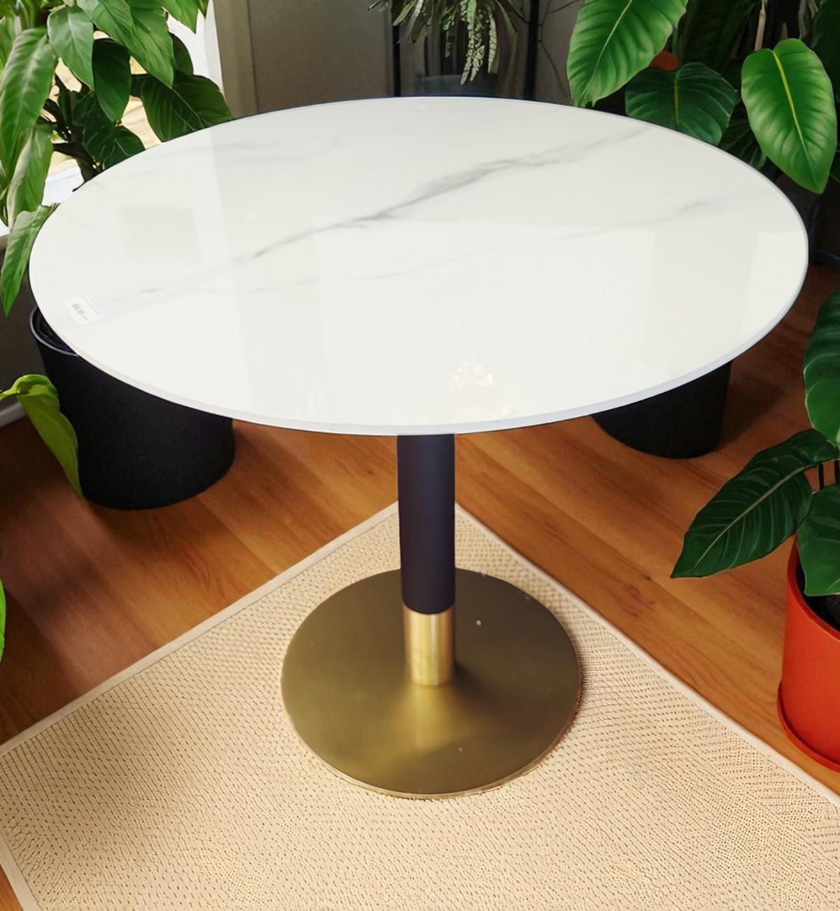 Masă rotundă 066, blat compozit marmură albă cu vene gri, bază metalică negru-auriu, Ø80 cm