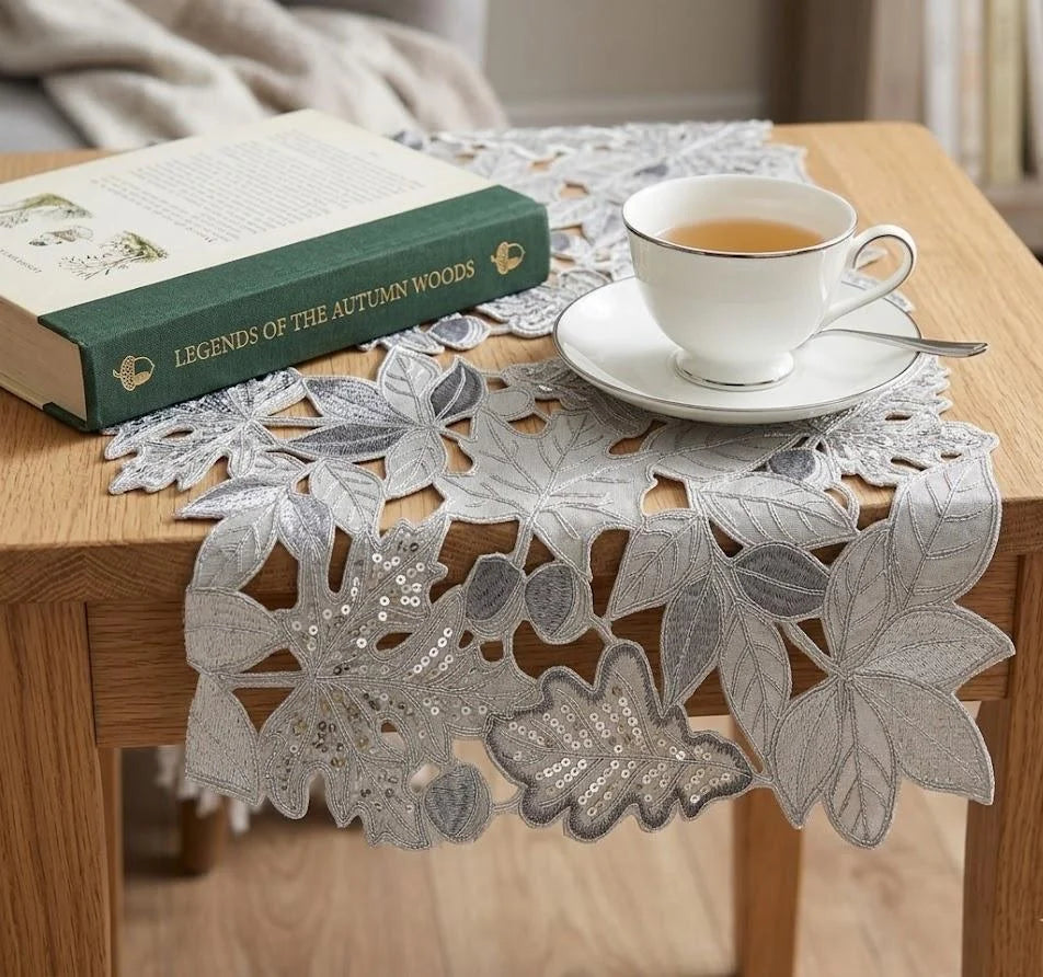 Napron masă LP 87 textil gri deschis cu paiete argintii, model frunze toamnă decupate, 40x180 cm