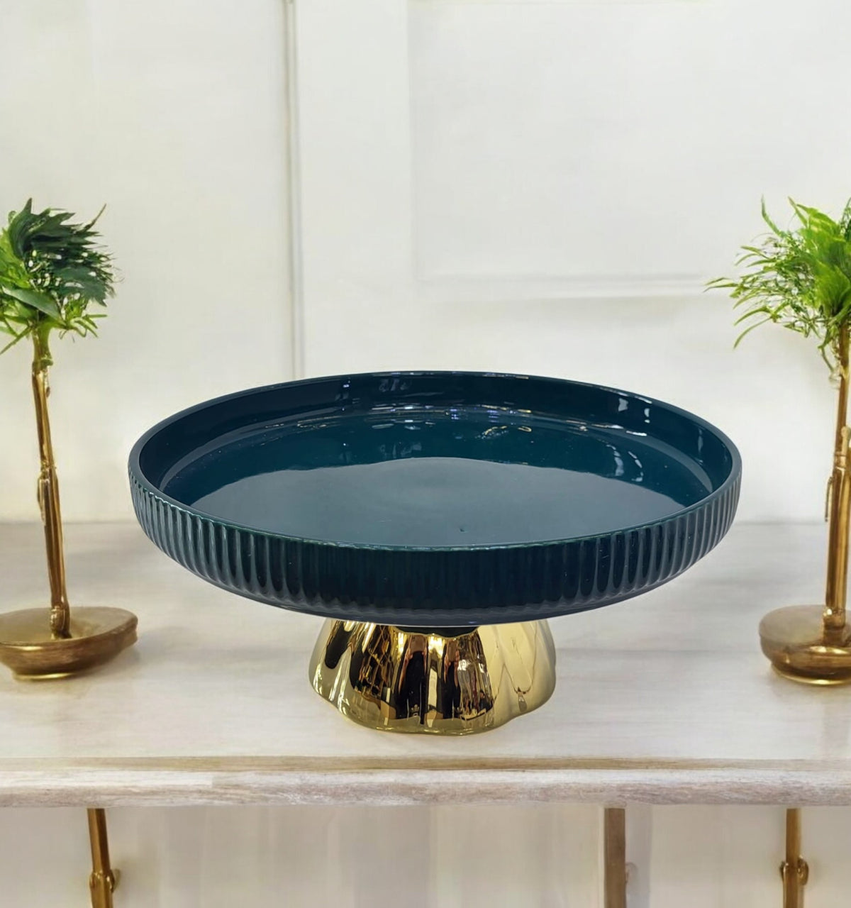 Platou decorativ din ceramică verde închis, picior auriu lucios, 25 cm