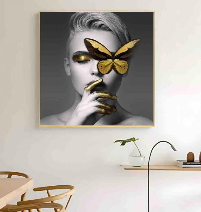 Tablou decorativ 80x80 cm – Portret feminin alb-negru cu fluture auriu