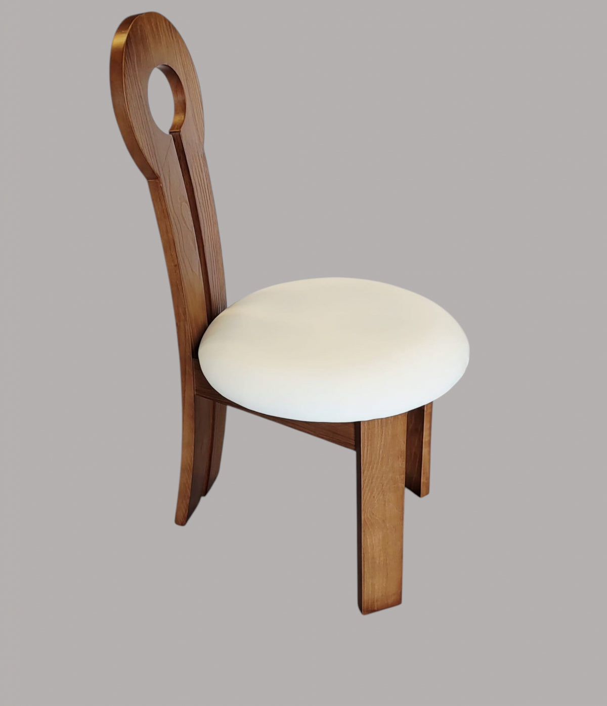 Scaun D35 maro cu șezut alb din piele ecologică – design elegant și confortabil