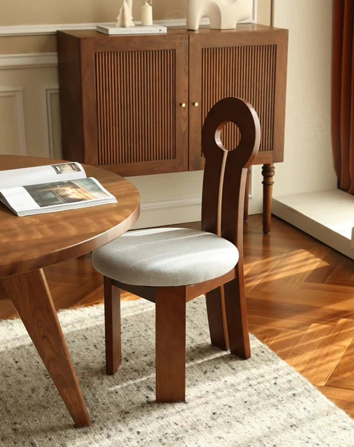 Scaun D35 maro cu șezut alb din piele ecologică – design elegant și confortabil