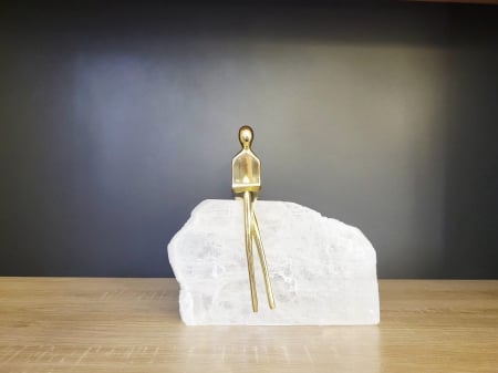Sculptură abstractă metalică aurie pe bază de piatră naturală – Model 3331 – 20 cm