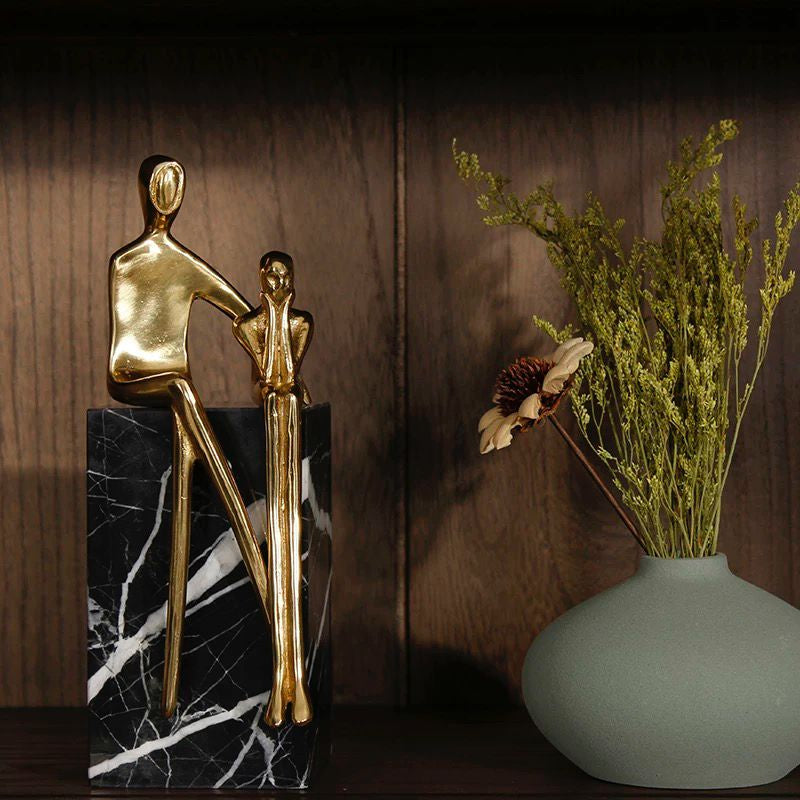 Statuetă decorativă metal auriu lucios, design abstract siluetă umană