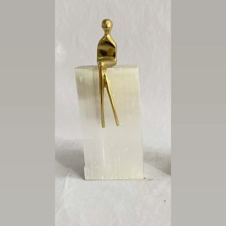 Statuetă decorativă metal auriu lucios, design abstract siluetă umană