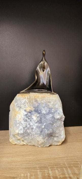 Statuetă decorativă metalică auriu-aramiu pe bază cu cristale naturale – 20 cm