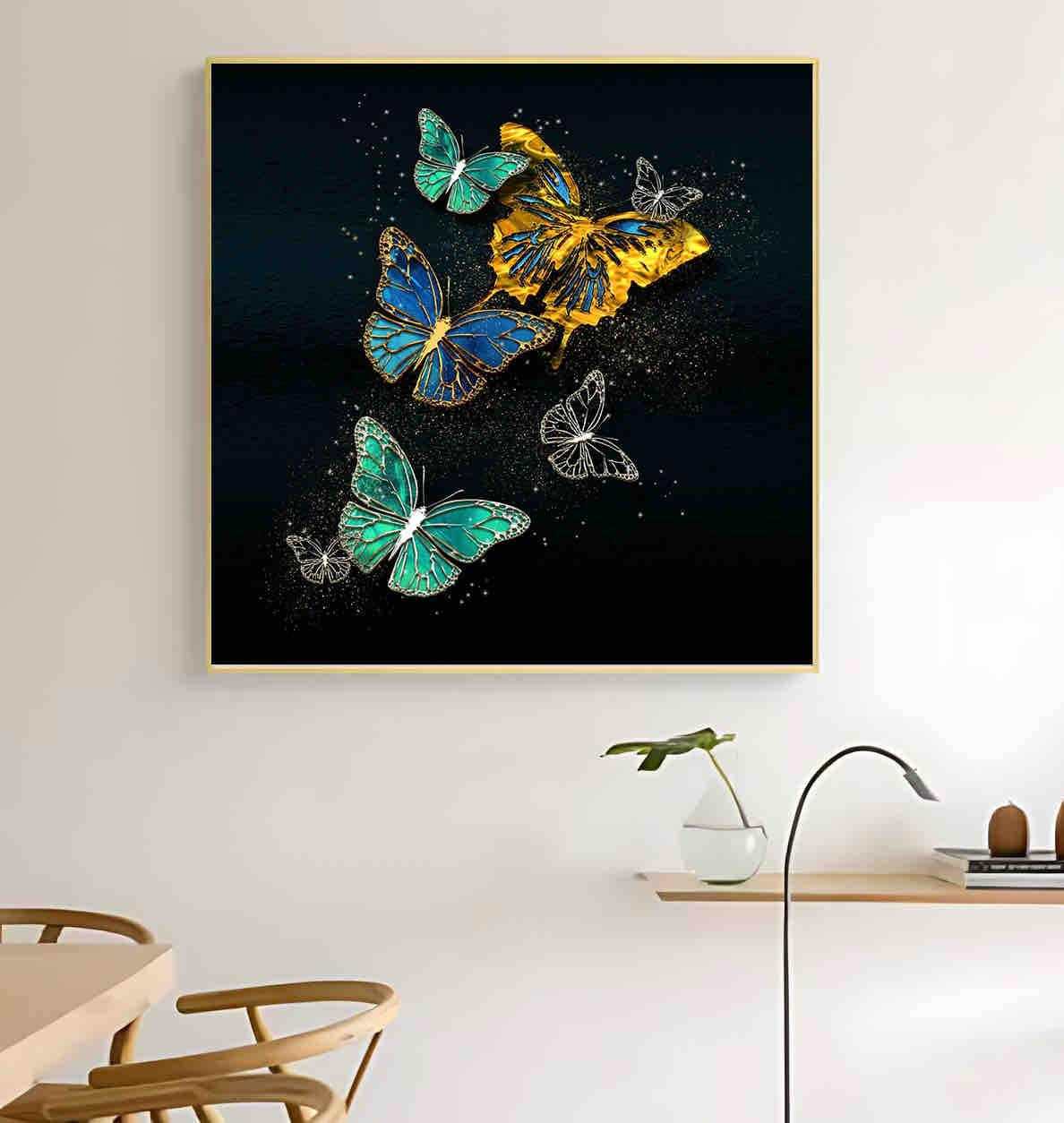 Tablou decorativ 80x80 cm – Fluturi colorați pe fundal negru cu accente aurii