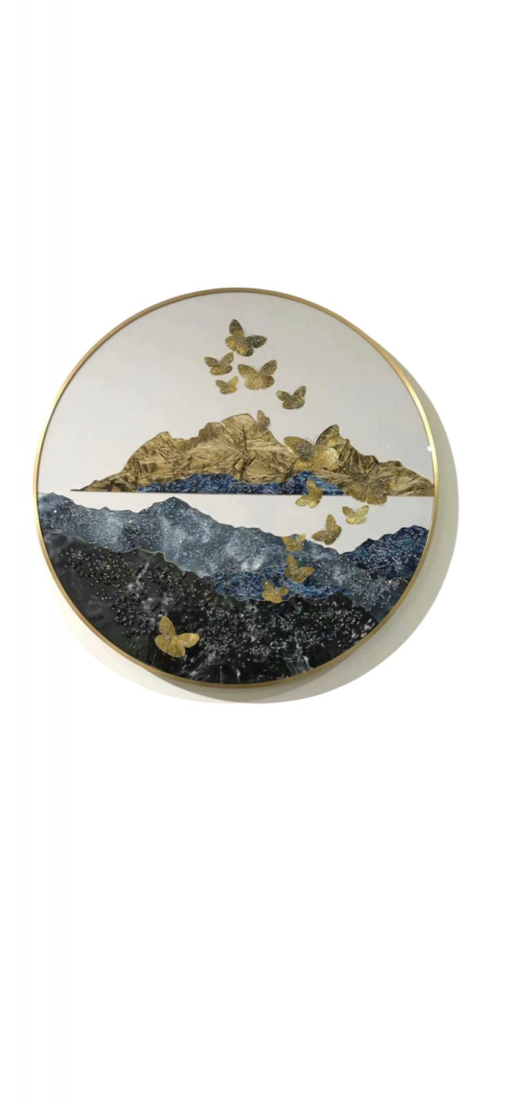 Tablou rotund 80 cm cu fluturi aurii și peisaj montan, decor modern