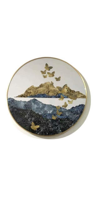 Tablou rotund 80 cm cu fluturi aurii și peisaj montan, decor modern