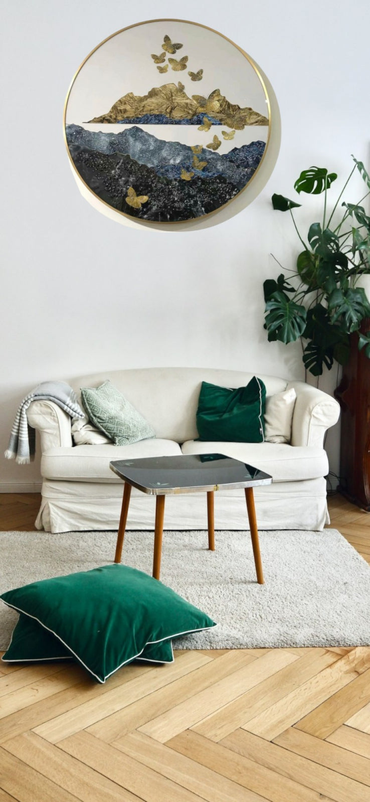 Tablou rotund 80 cm cu fluturi aurii și peisaj montan, decor modern