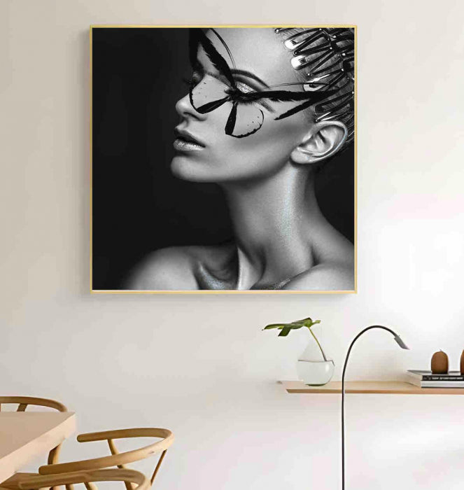 Tablou portret decorativ 80x80 cm – Femeie în alb-negru cu fluture și accesorii elegante