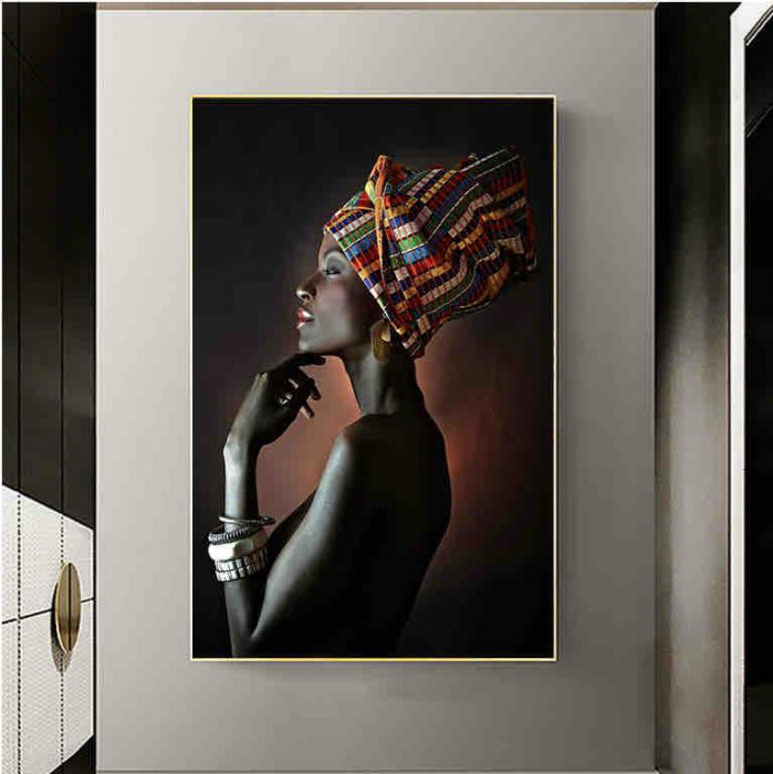 Tablou decorativ modern 70x100 cm – Portret femeie africană cu batic colorat și ramă aurie