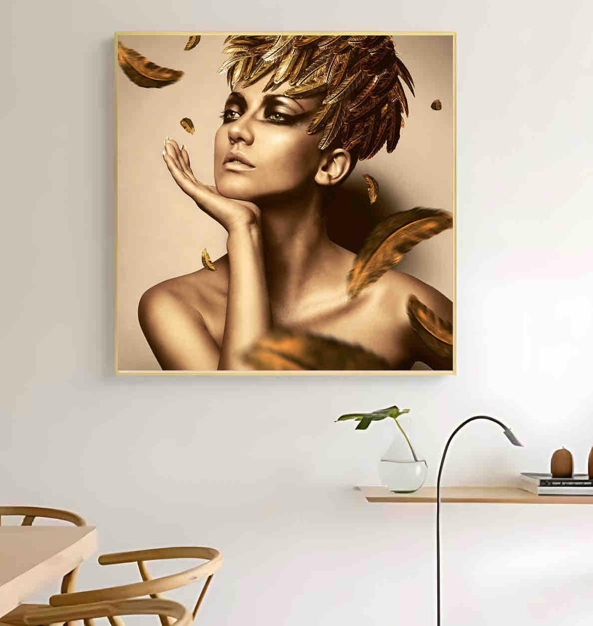 Tablou portret decorativ 80x80 cm – Portret feminin cu pene aurii, ramă elegantă