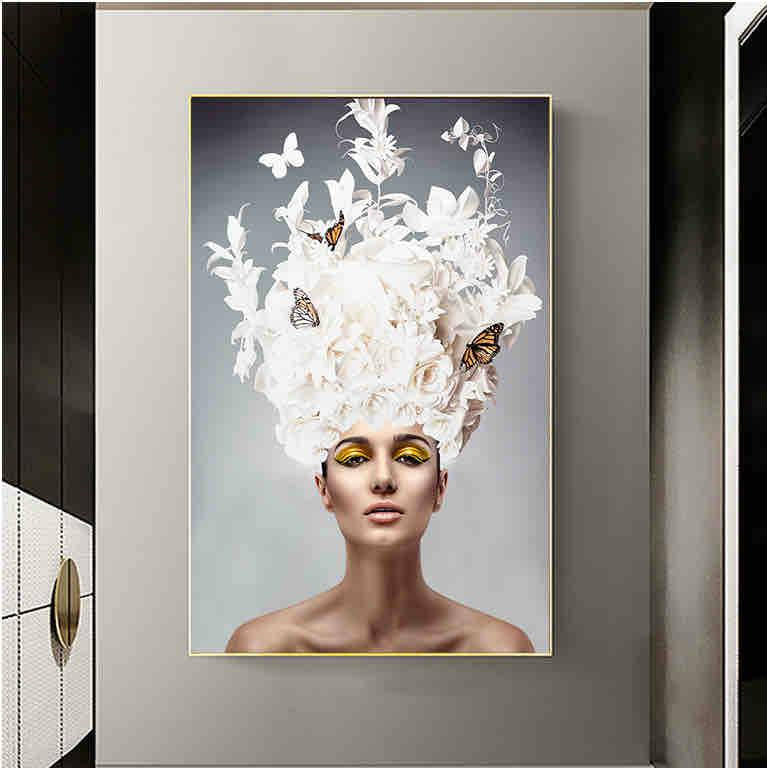 Tablou modern 70x100 cm – Portret feminin cu flori albe, fluturi și accente aurii