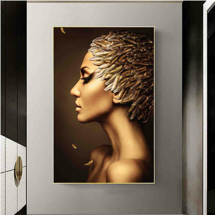 Tablou modern 70x100 cm – Portret feminin cu pene aurii și ramă decorativă
