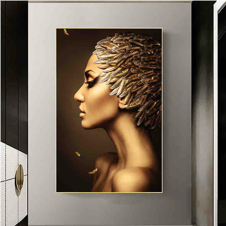 Tablou modern 70x100 cm – Portret feminin cu pene aurii și ramă decorativă