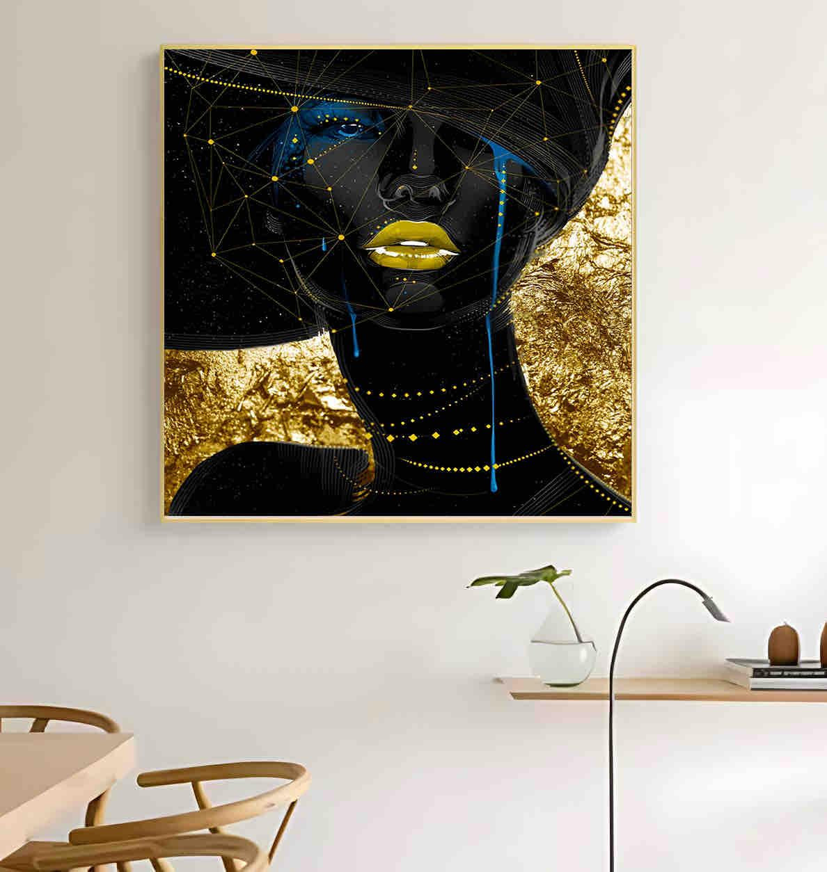 Tablou decorativ 80x80 cm – Siluetă feminină cu accente aurii și albastre pe fundal negru