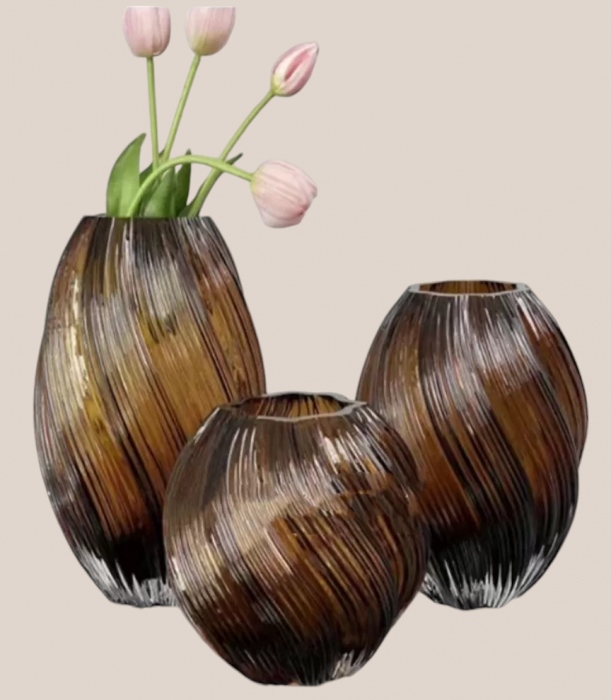 Vază decorativă SS24-011 maro – elegantă și modernă, din sticlă cu textură ondulată