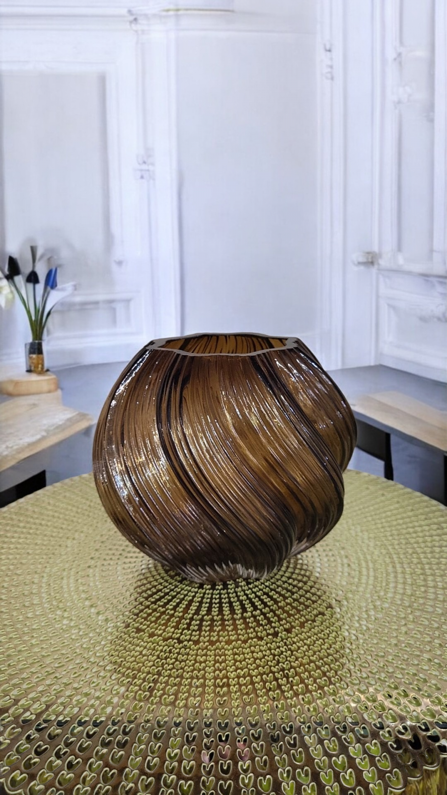 Vază decorativă SS24-011 maro – elegantă și modernă, din sticlă cu textură ondulată