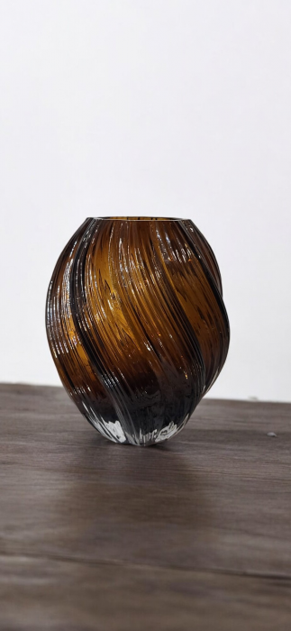 Vază decorativă SS24-012 maro – elegantă și modernă, din sticlă cu textură ondulată