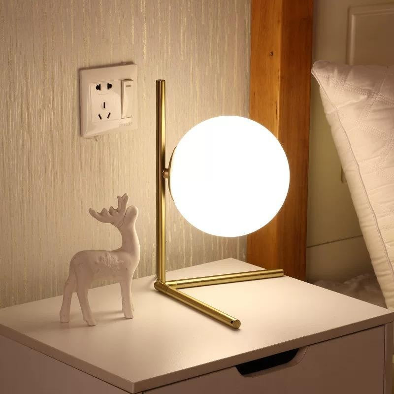 Lampă de masă cu glob din sticlă albă mată, finisaj auriu, Ø42 cm, E27